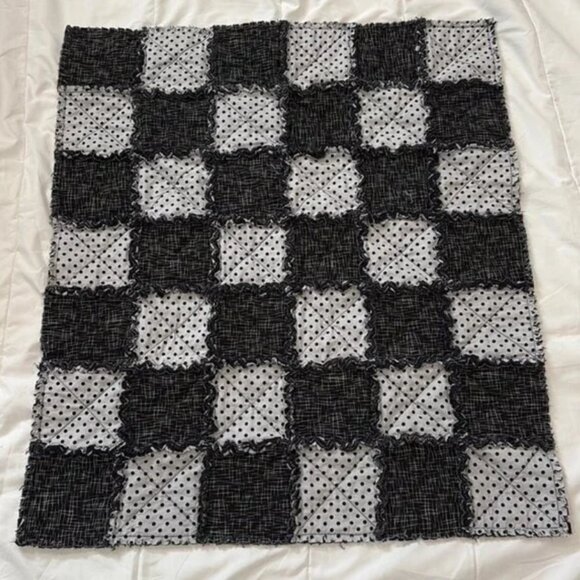 NWOT Handmade, distressed black and white polka dot baby rag quilt - Picture 1 of 9